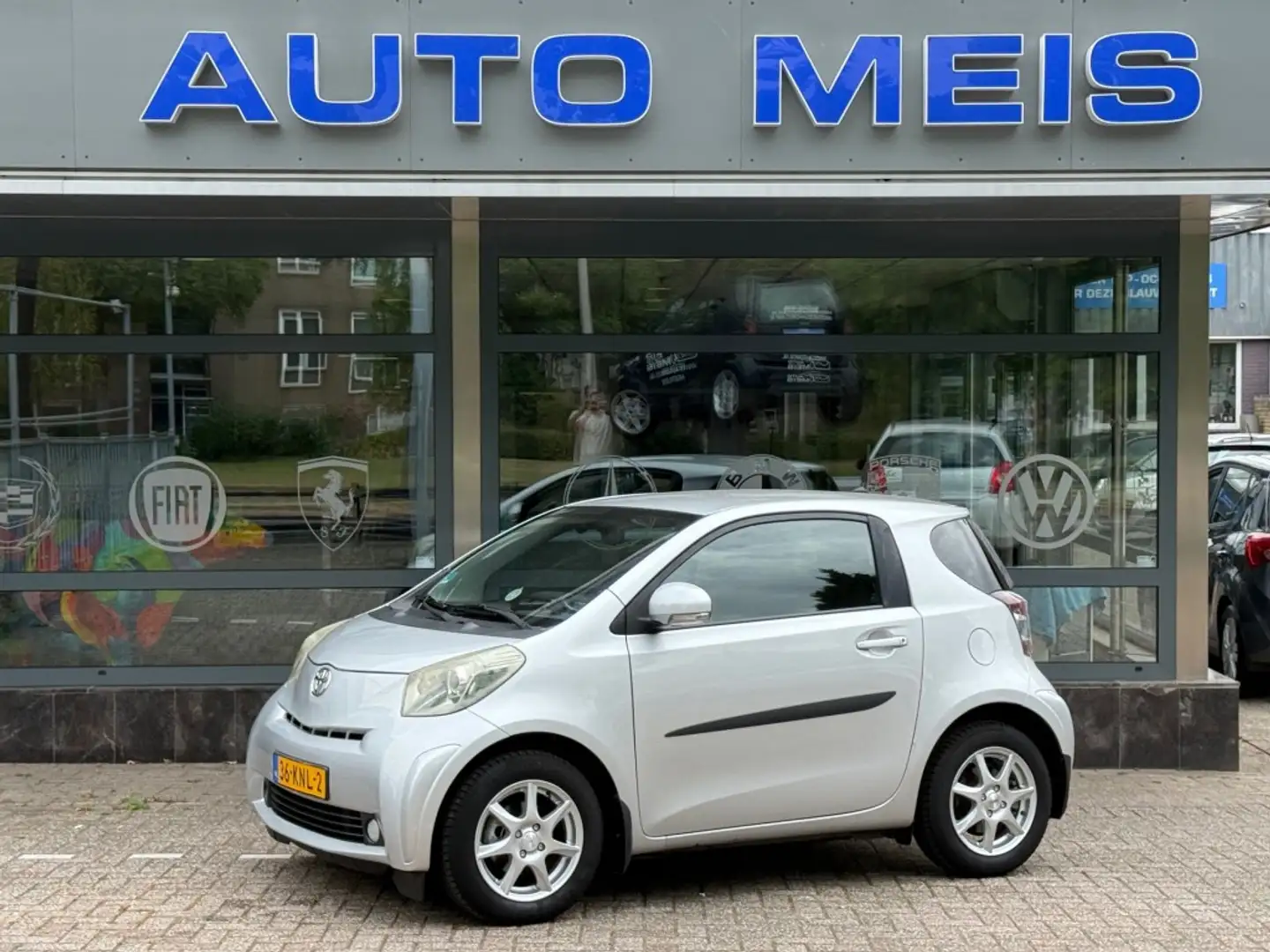 Toyota iQ 1.0 VVTI Aspiration Clima Grijs - 1
