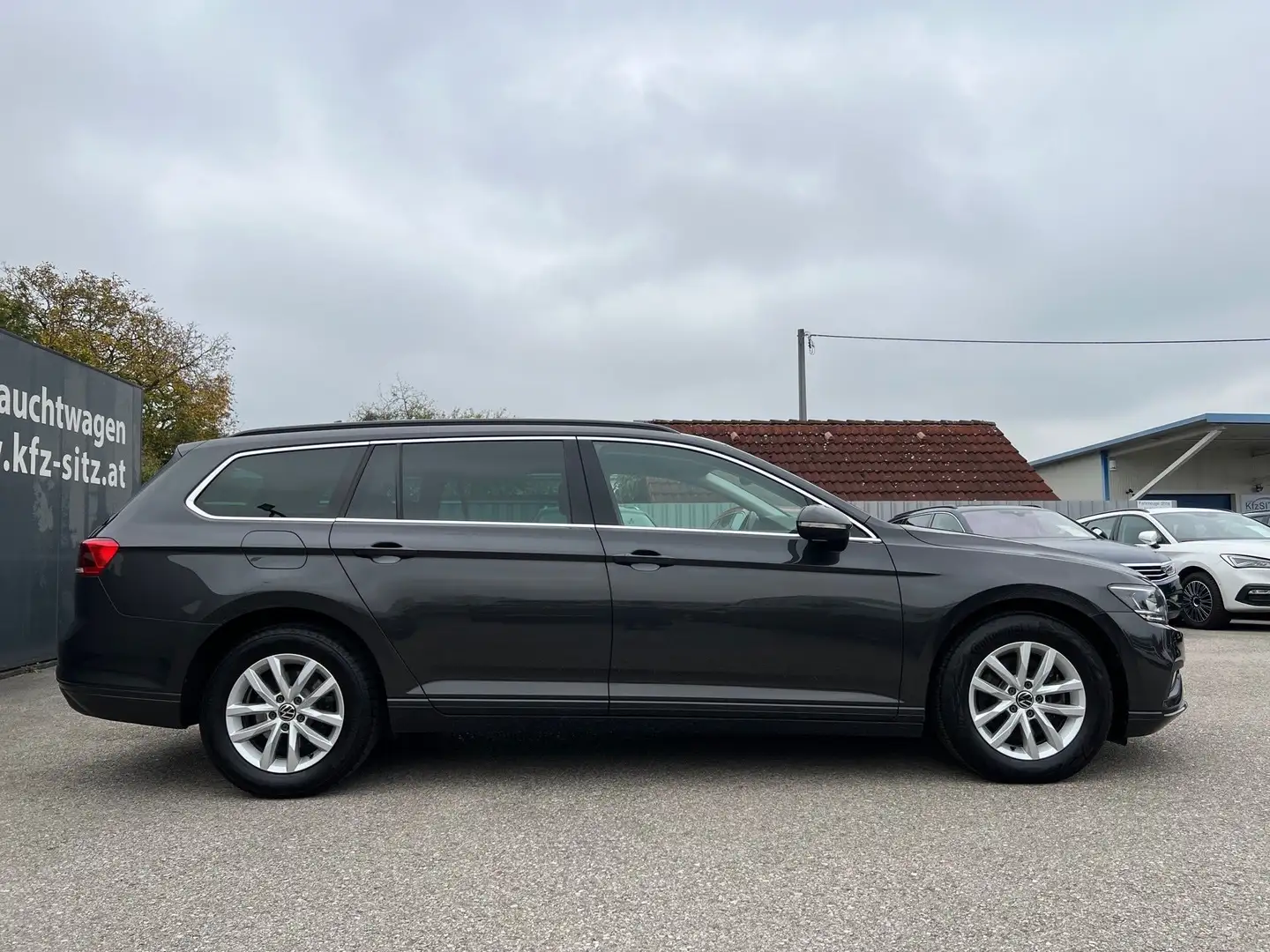 Volkswagen Passat Variant Business 2,0 SCR TDI DSG | NP: €52.600 Grau - 2