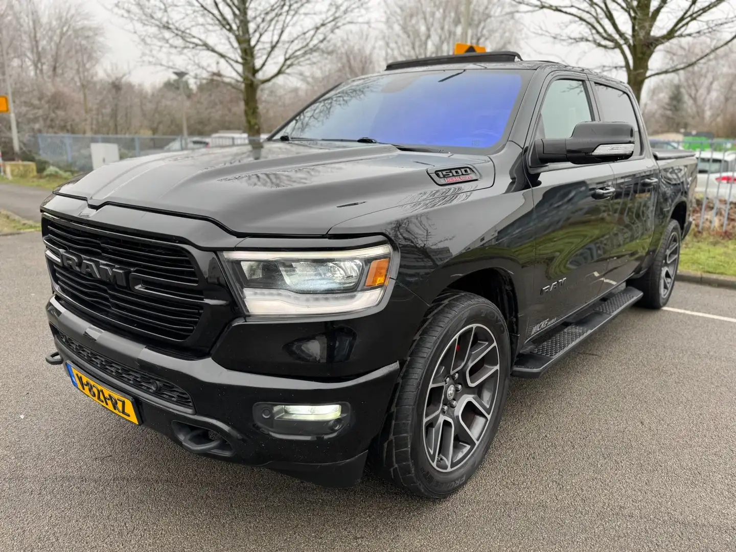Dodge RAM 1500 5.7 V8 4x4 Crew Cab Big Horn Panorama Trekhaa Negro - 2
