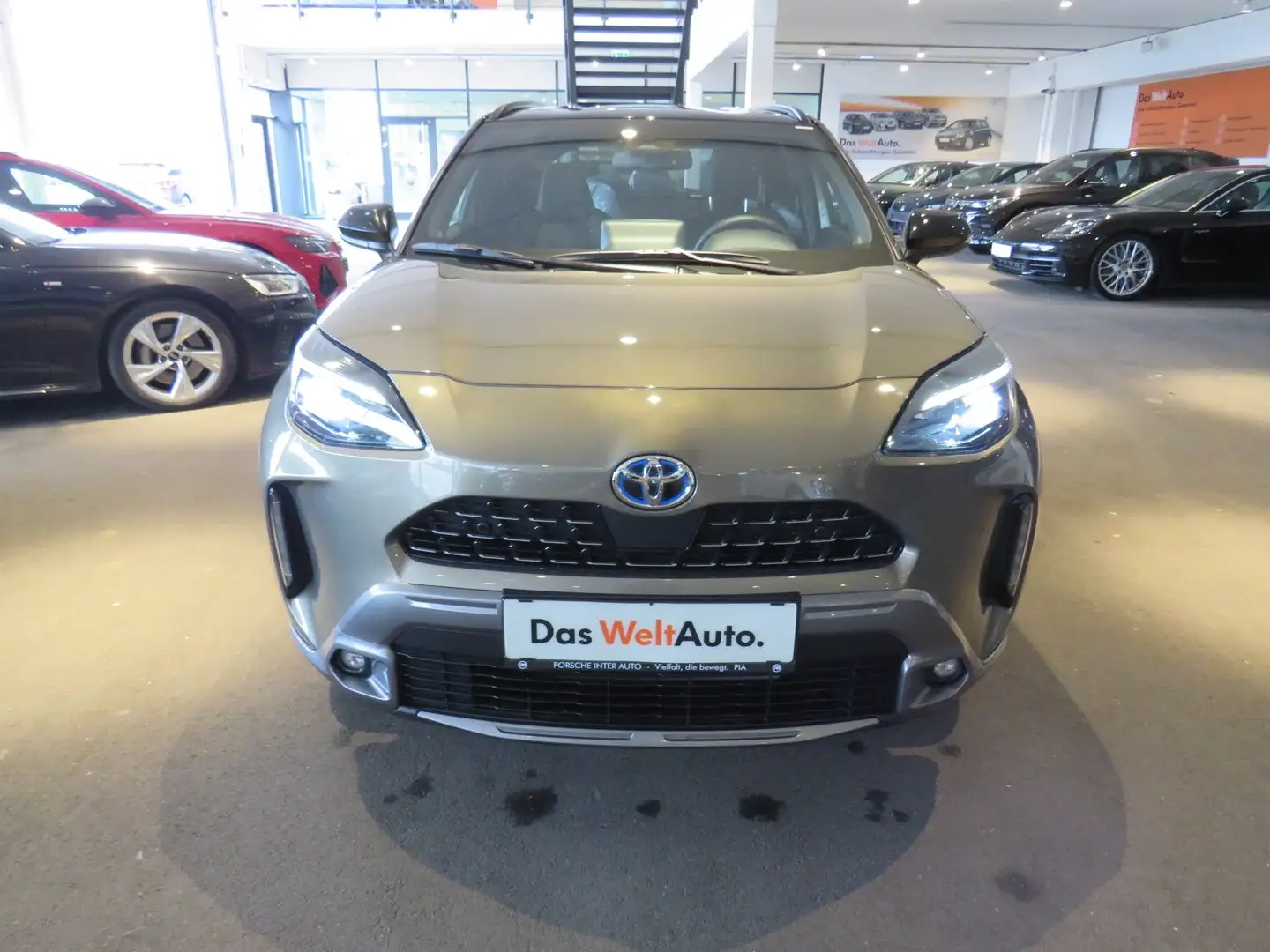 Toyota Yaris Cross 1,5 VVT-i Hybrid AWD Adventure Aut. Grau - 2