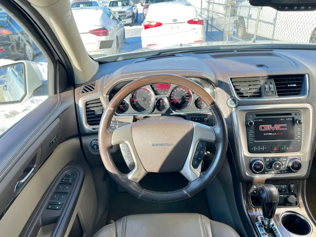 GMC Acadia снимка GMC Acadia