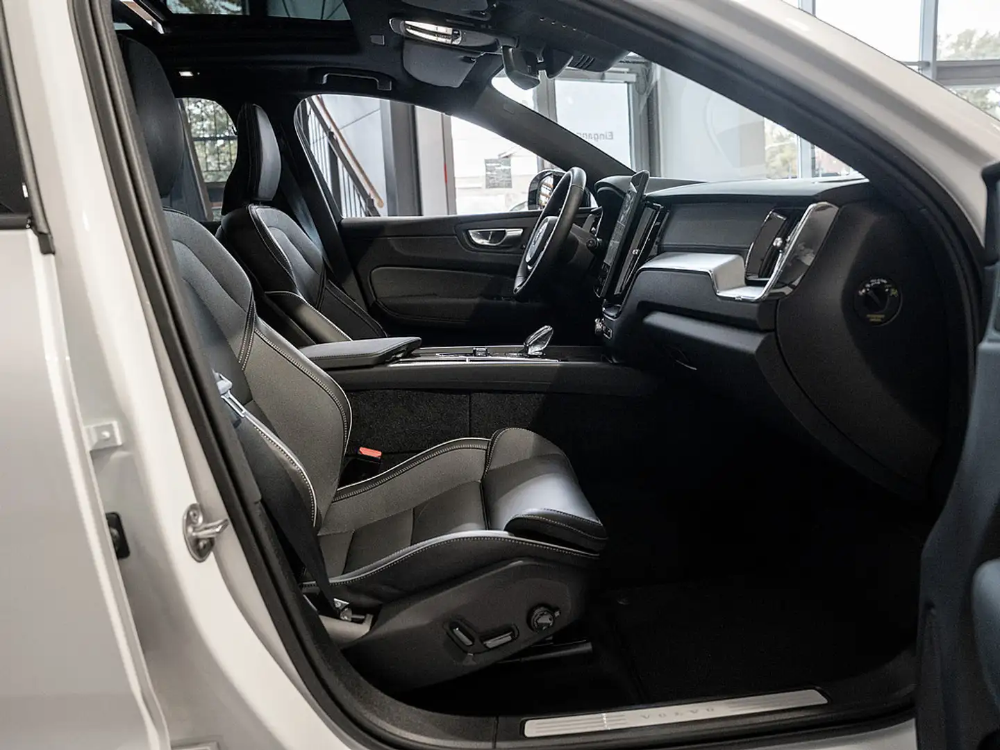 Volvo XC60 T6 AWD Ultra Black Edition Luftfederung, Weiß - 2