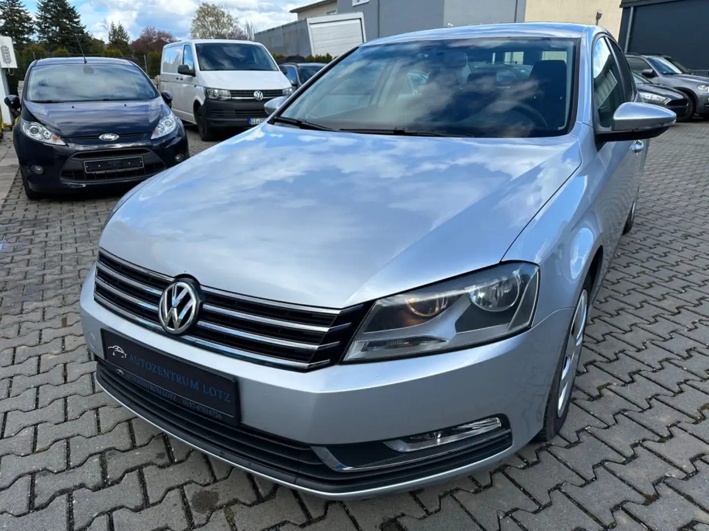 Volkswagen Passat Lim. Trendline BlueMotion TÜV / Wartung Silber - 1