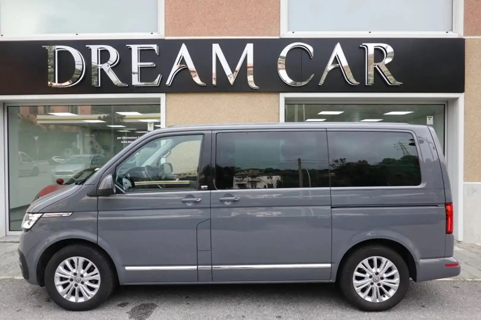 Volkswagen T6.1 Multivan T6.1 2.0 TDI 150CV DSG 4Motion Generation Six Gris - 2