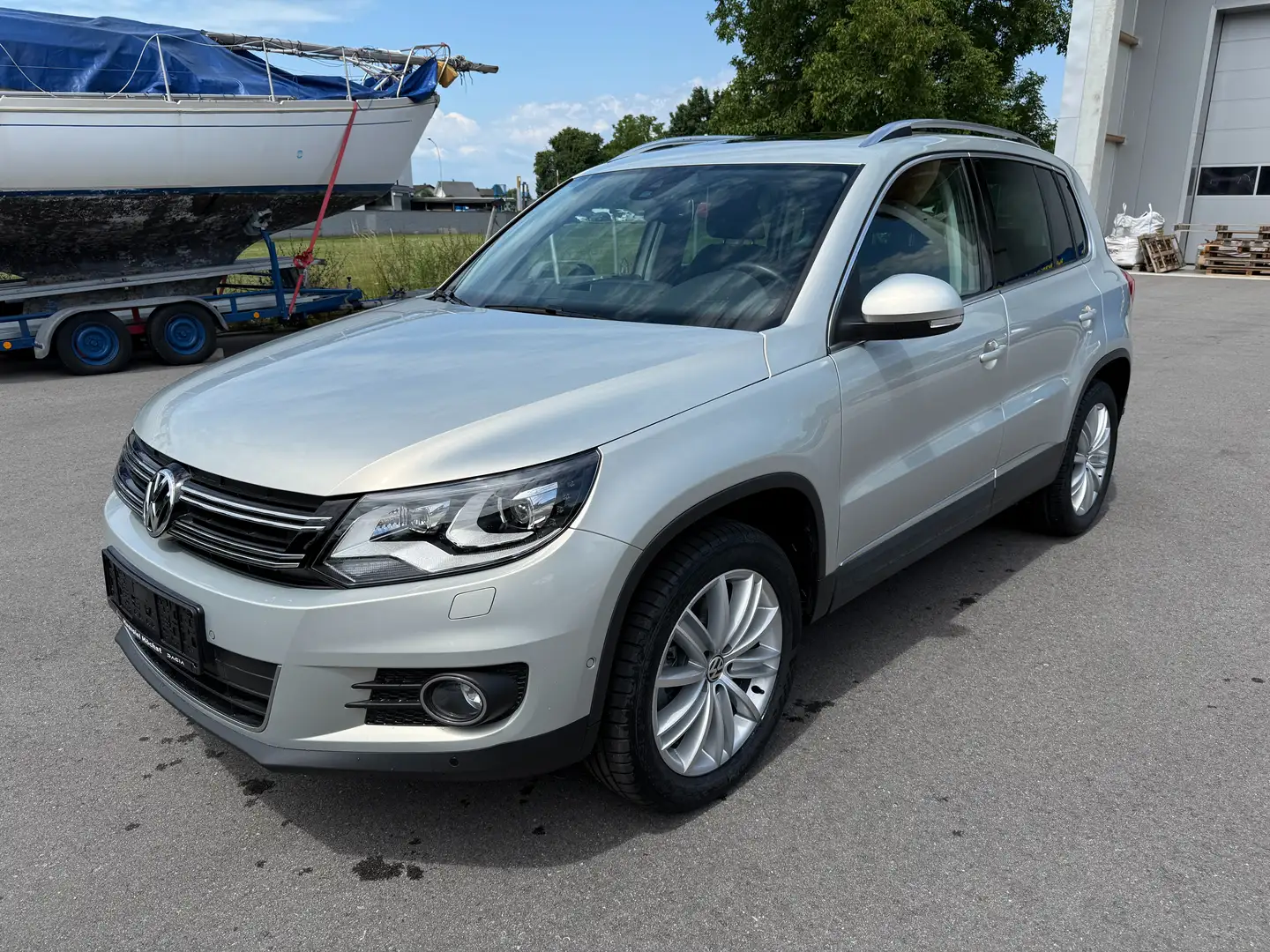 Volkswagen Tiguan 2,0 TDI BMT 4Motion Sky DSG AHK Pano VOLL Top Silber - 1