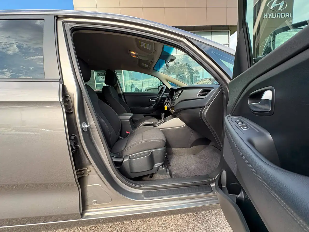 Kia Rondo снимка Kia Rondo