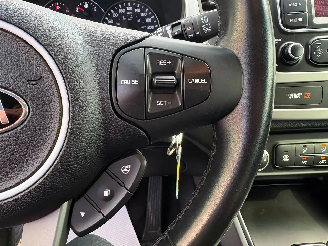 Kia Rondo снимка Kia Rondo