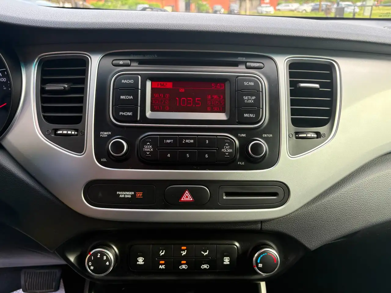 Kia Rondo снимка Kia Rondo