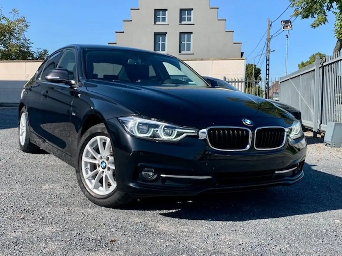 BMW 318 318i Sport Line Facelift LED Navi Cruise Euro6b Noir - 1