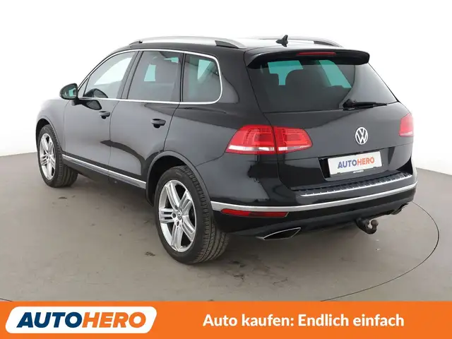 Volkswagen Touareg view 4