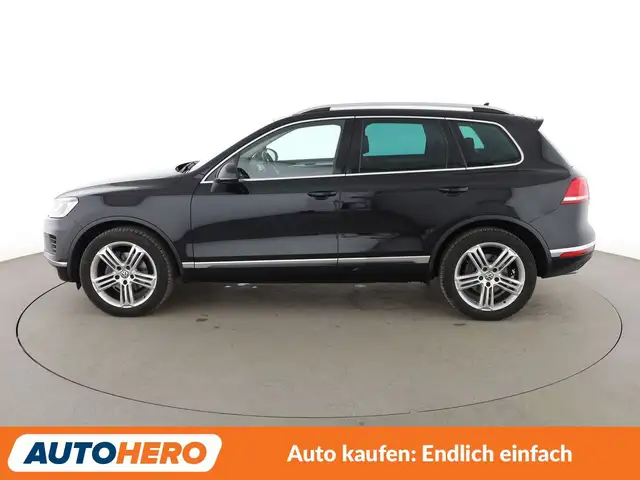 Volkswagen Touareg view 3