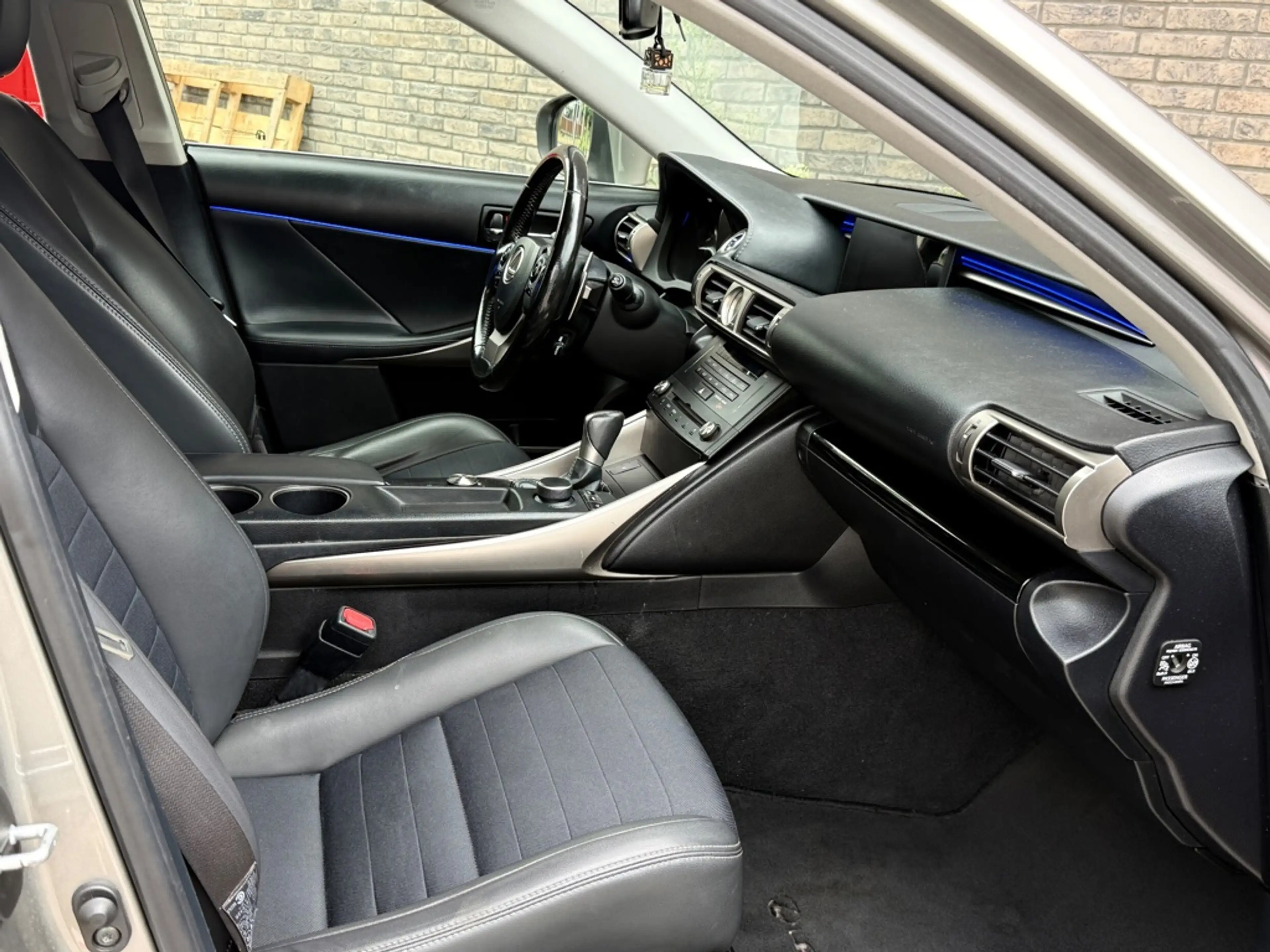 Lexus IS 300 300h 25th Edition Camera — photo 6
