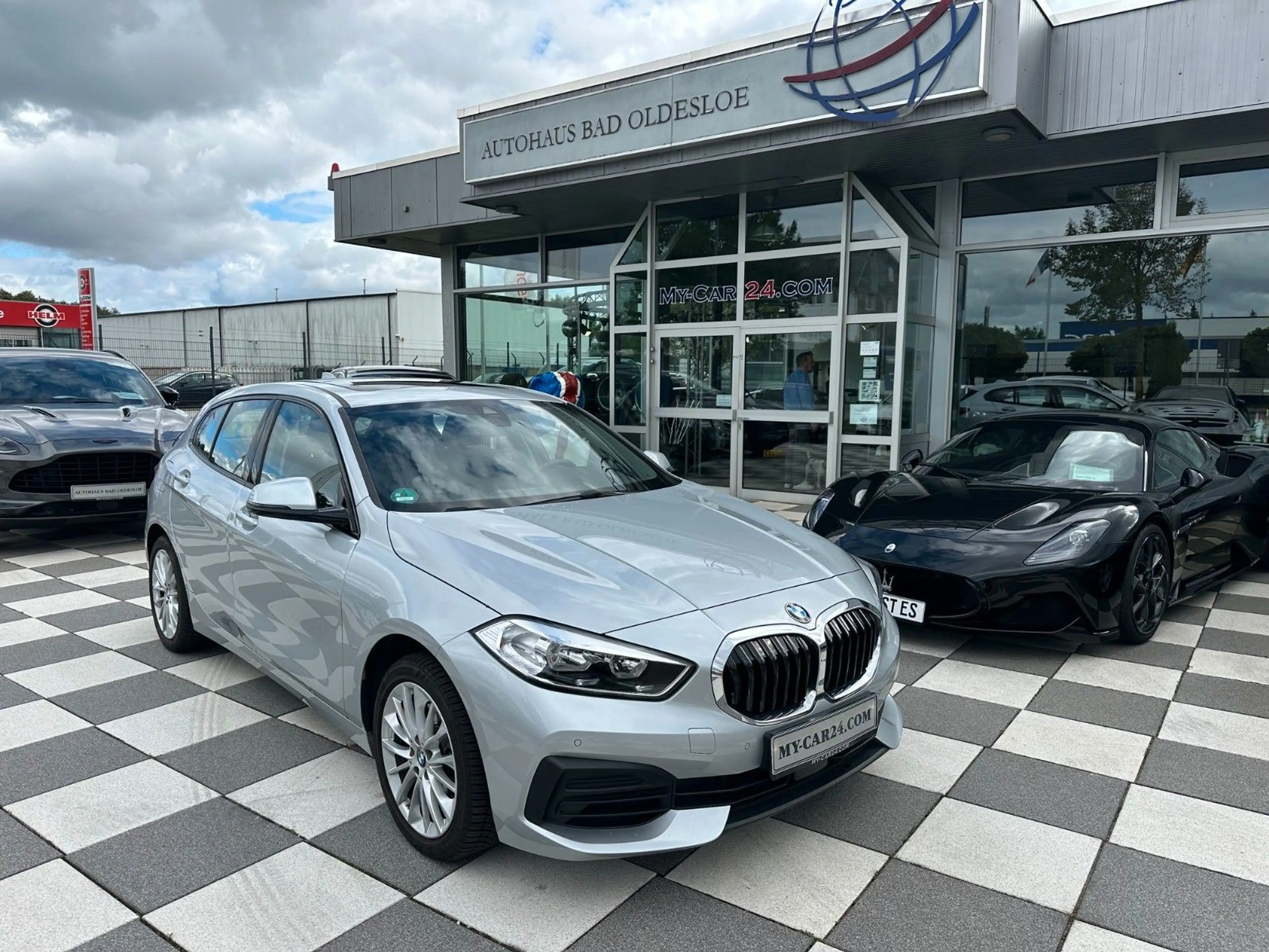 BMW 118 i Advantage,Navi,Ganzjahresr,1.Hand,Scheckh — photo 2
