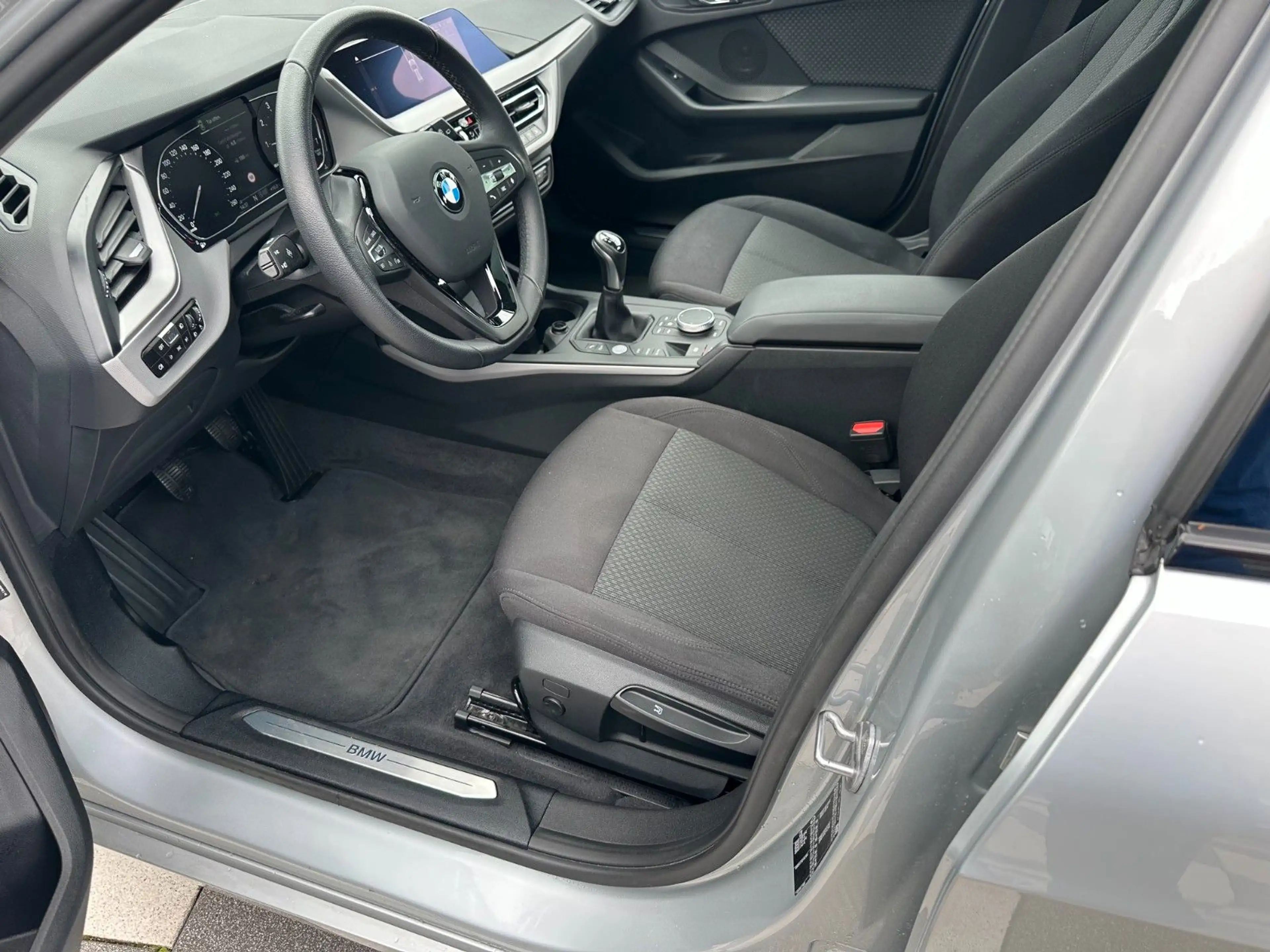 BMW 118 i Advantage,Navi,Ganzjahresr,1.Hand,Scheckh — photo 11