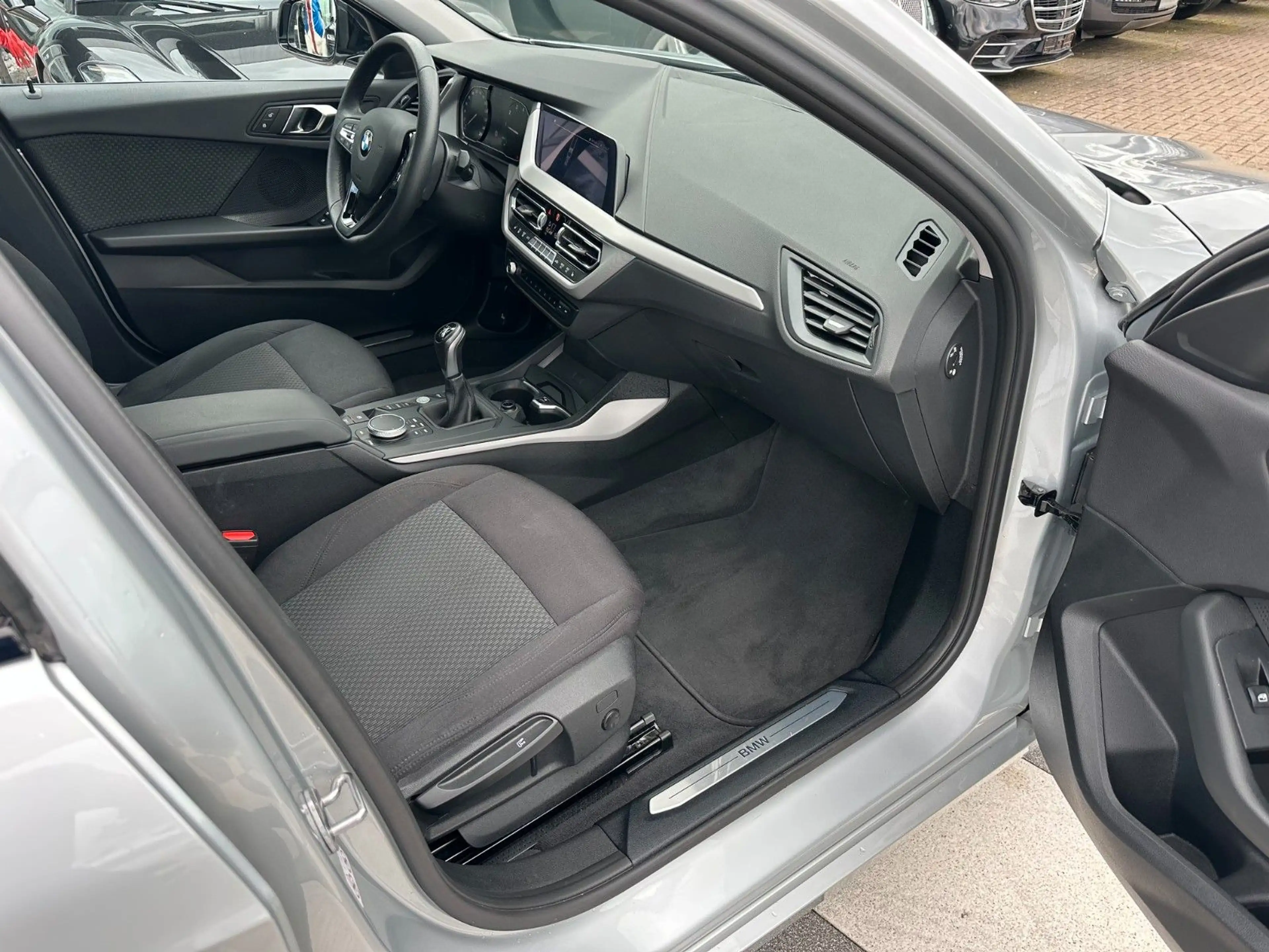 BMW 118 i Advantage,Navi,Ganzjahresr,1.Hand,Scheckh — photo 13