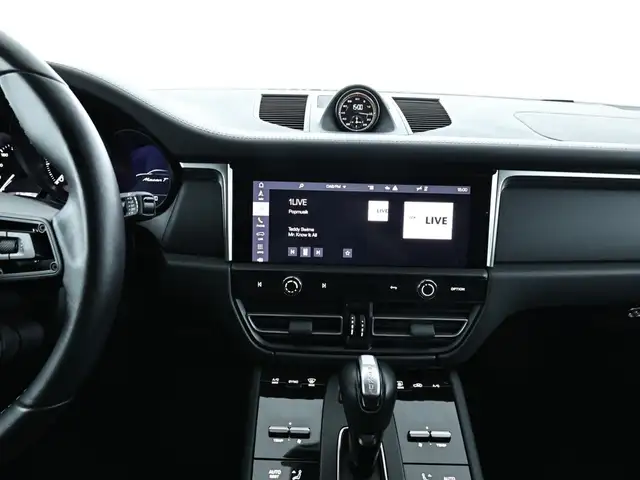 Porsche Macan view 11