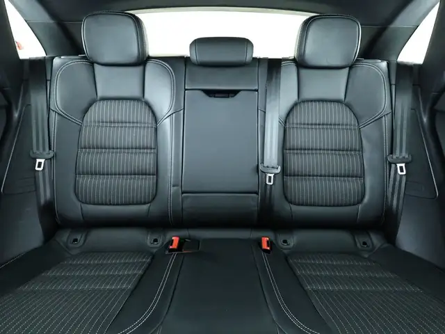 Porsche Macan view 15