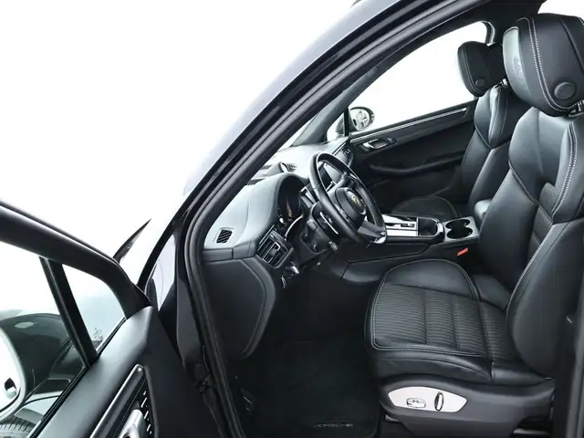 Porsche Macan view 8