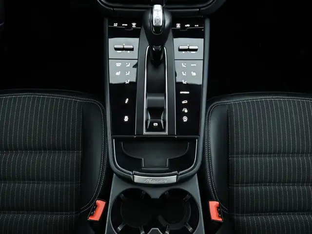 Porsche Macan view 13