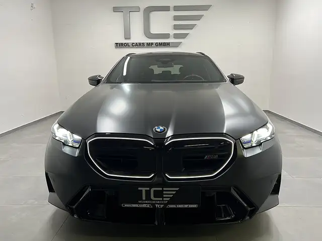 BMW M5 view 4