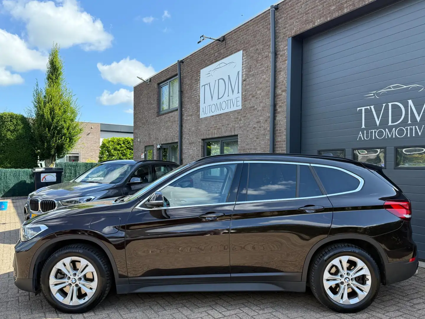 BMW X1 XDrive25e High Executive|TREKHAAK|LEDER|NAVI|STOEL Bruin - 2