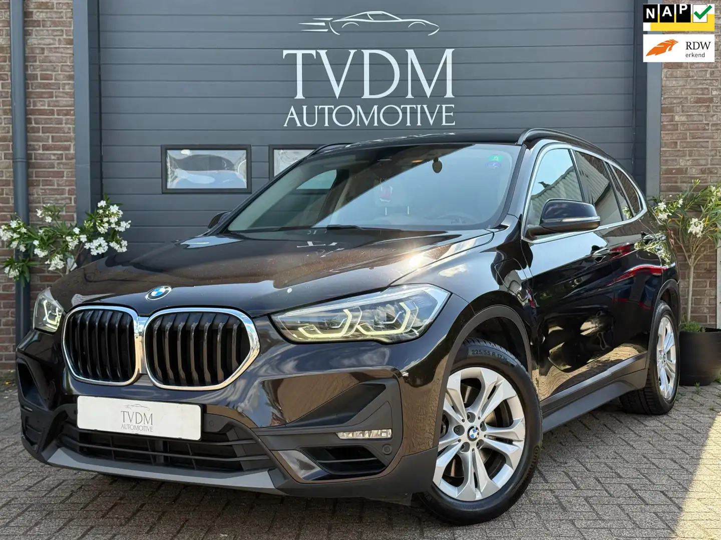 BMW X1 XDrive25e High Executive|TREKHAAK|LEDER|NAVI|STOEL Bruin - 1