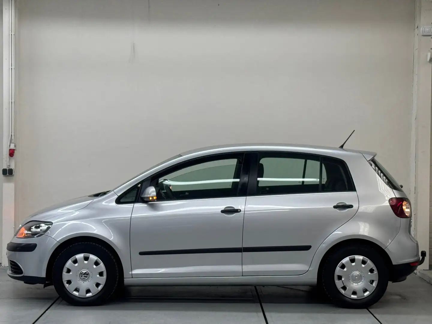 Volkswagen Golf Plus 1.6 FSI Comfortline 2e Eigen Cruise Airco Trekhaak Grijs - 2