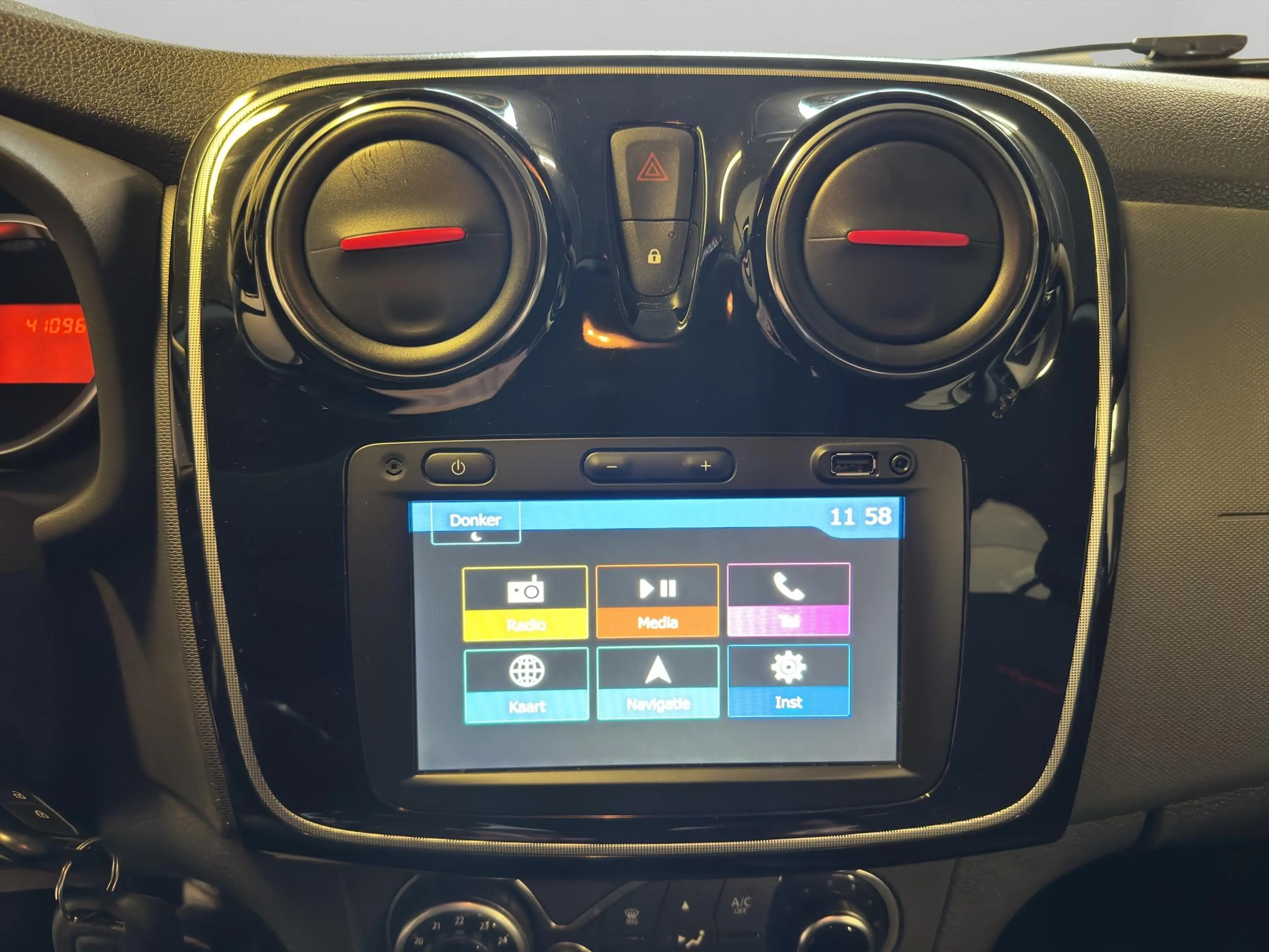 Dacia Sandero II Techroad TCe 90 — photo 11