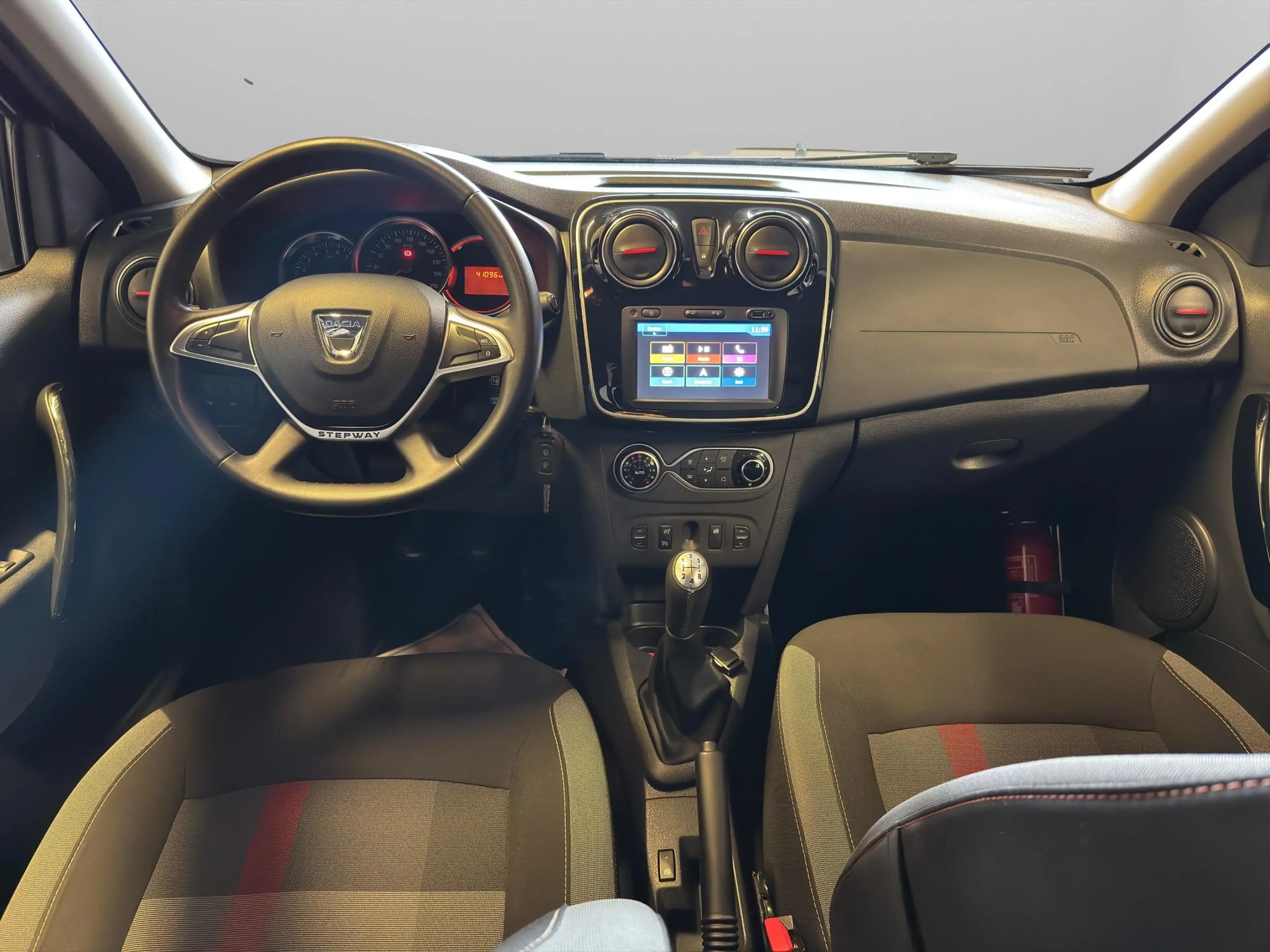 Dacia Sandero II Techroad TCe 90 — photo 9