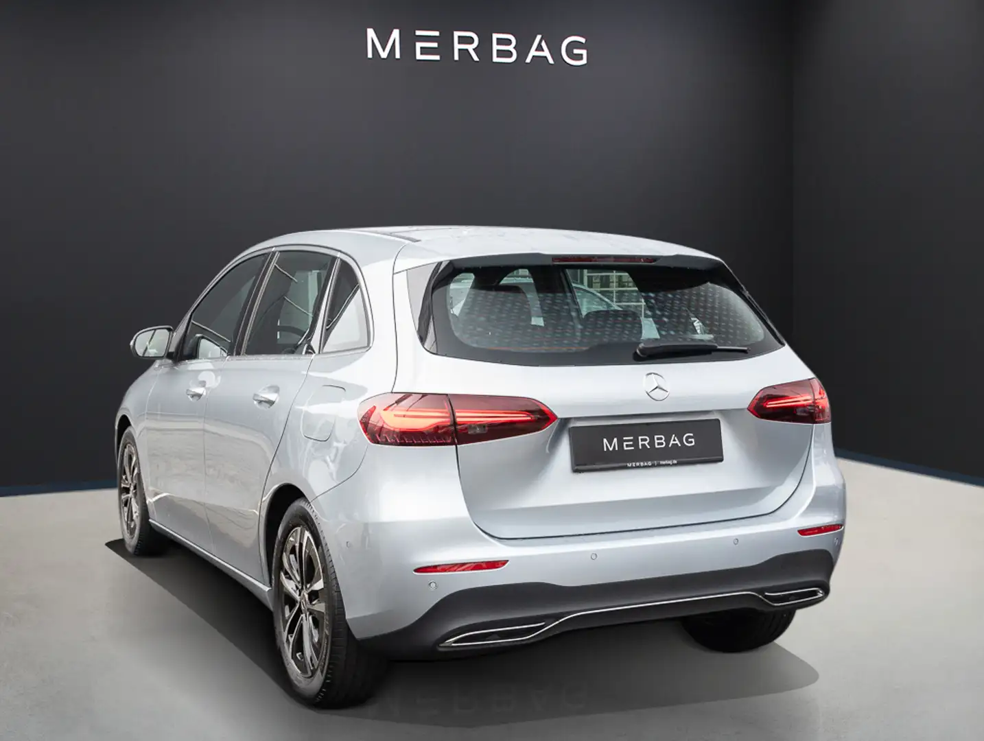 Mercedes-Benz B 180 d Pano W-Paket ParkAss. LED SpurH el.Heck Silber - 2