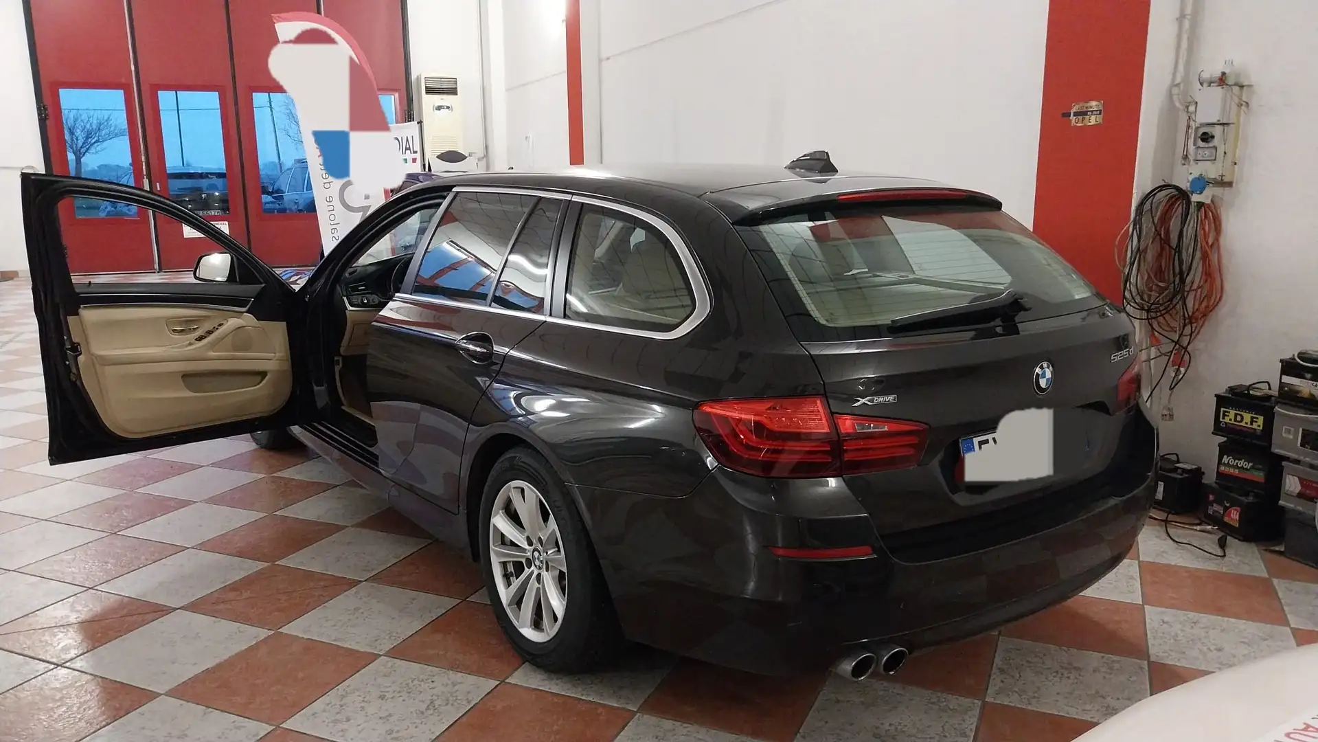 BMW 525 Serie+5+F11+Touring+525d+Touring+xdrive+Business crna - 2