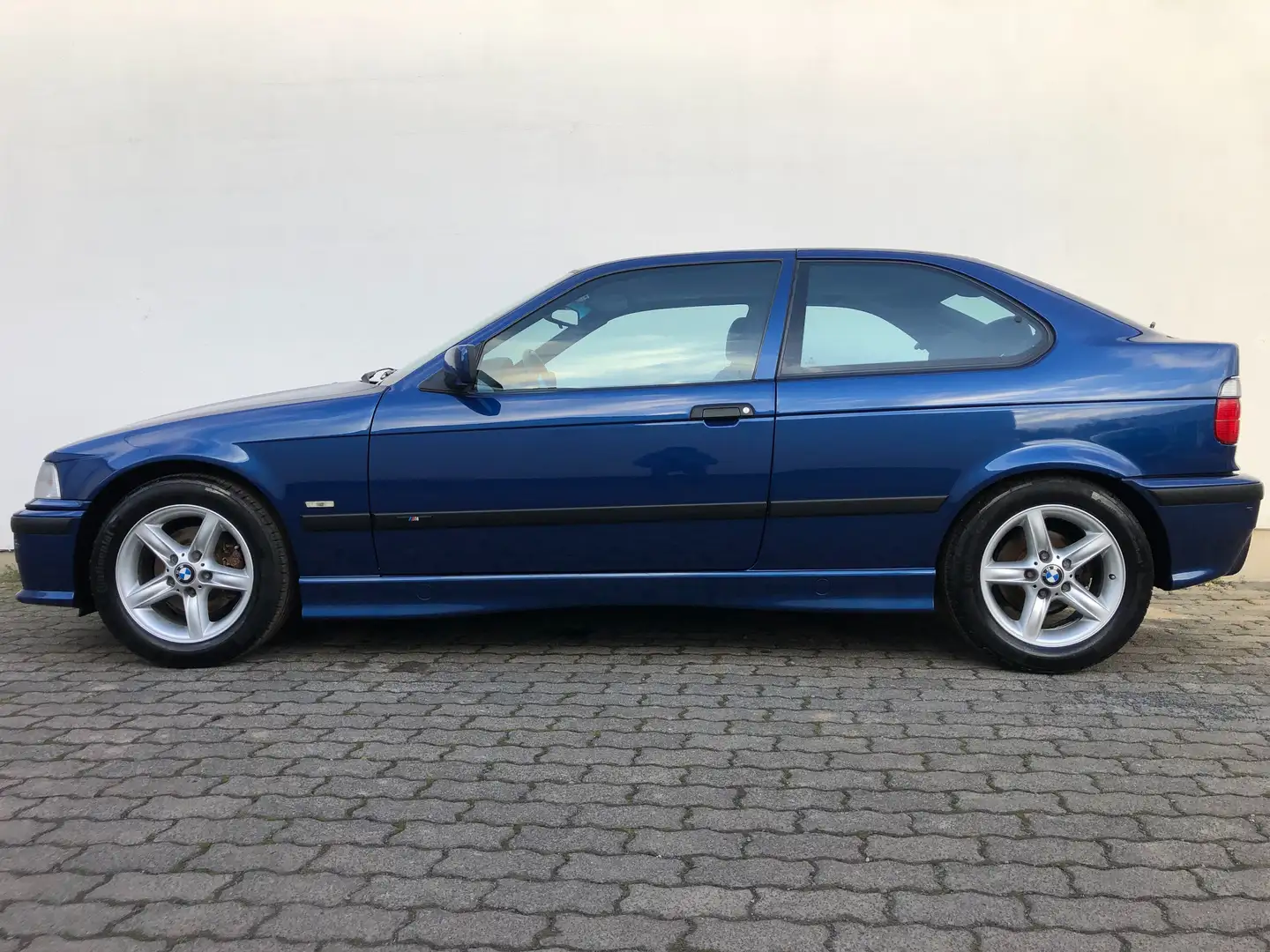 BMW 316 Limousine in Blau gebraucht in Kassel für € 5.990,-