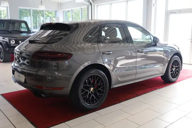 Porsche Macan view 9