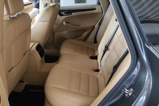 Porsche Macan view 14