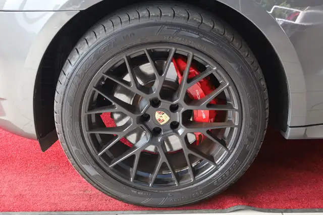 Porsche Macan view 11