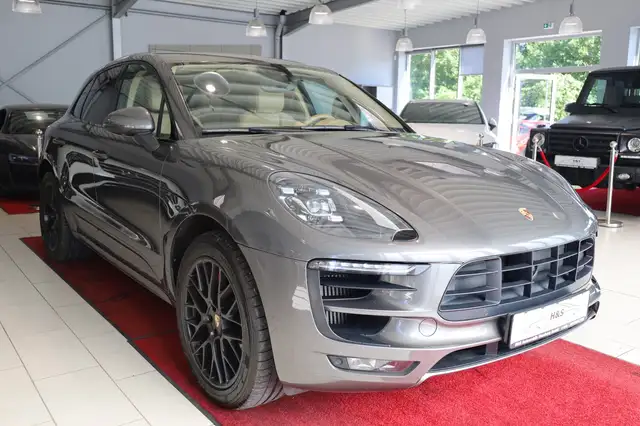 Porsche Macan view 10