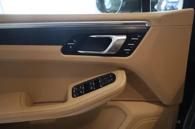 Porsche Macan view 16