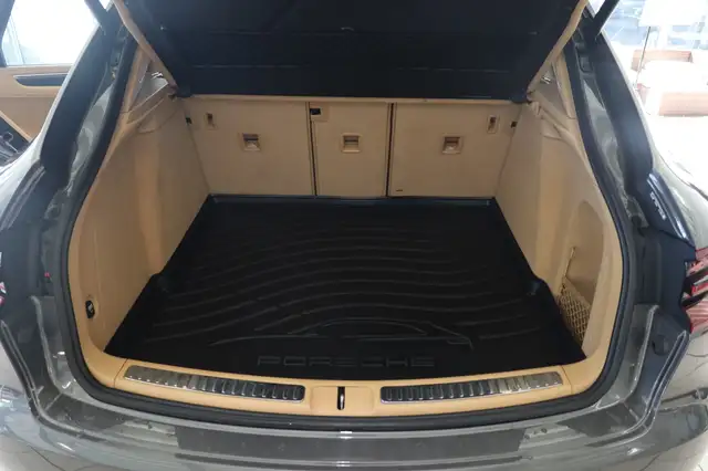 Porsche Macan view 12