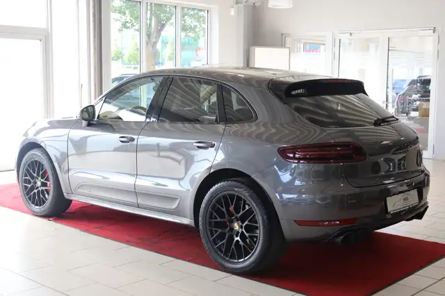 Porsche Macan view 3