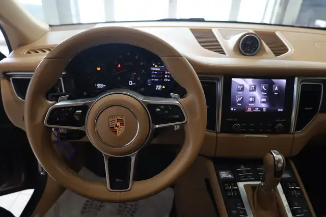 Porsche Macan view 22