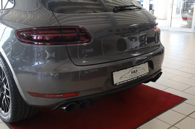 Porsche Macan view 4