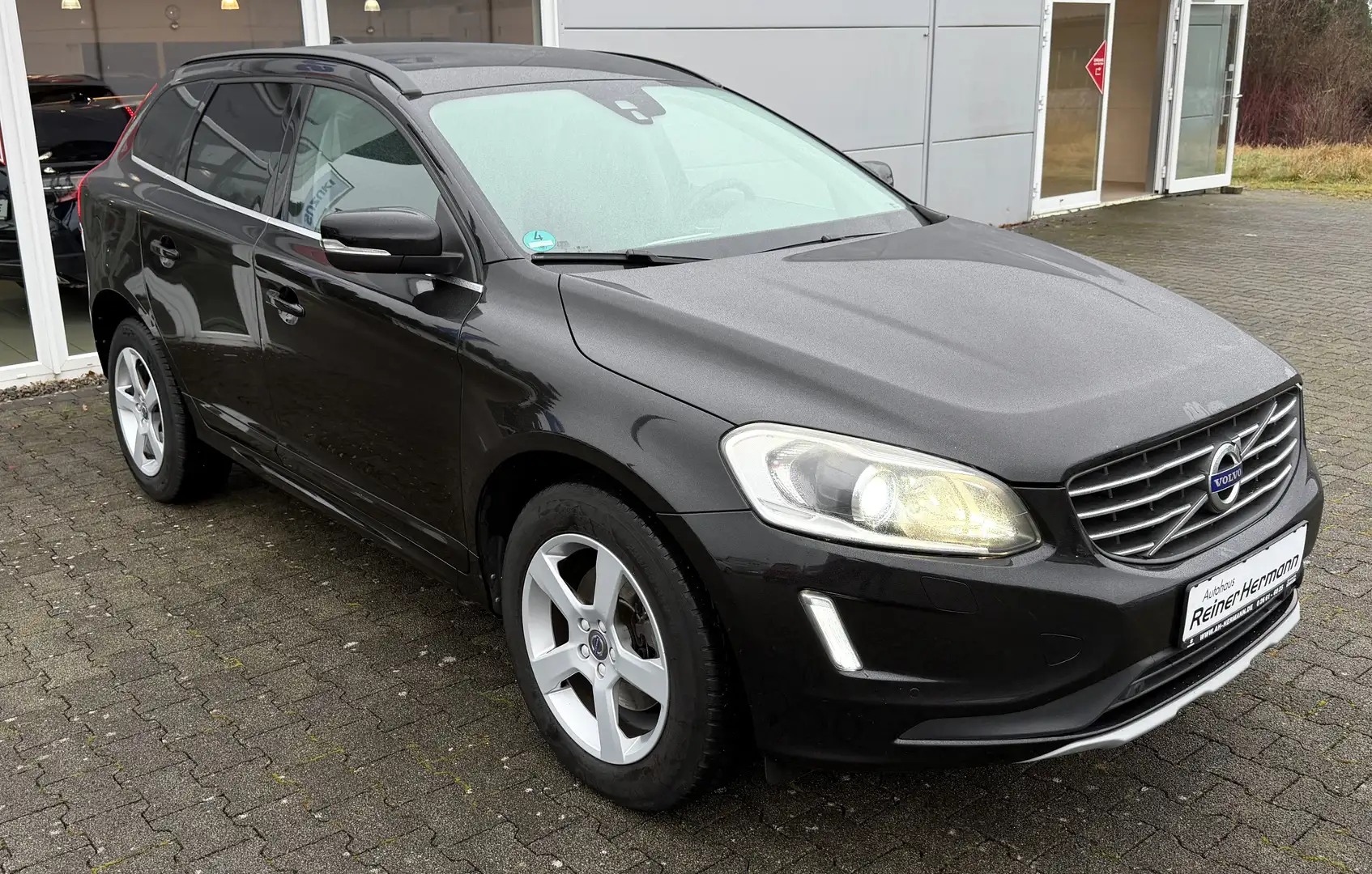 Volvo XC60 2.0 D3 MOMENTUM 2WD XENON TEILLEDER el. Heckklappe Schwarz - 1