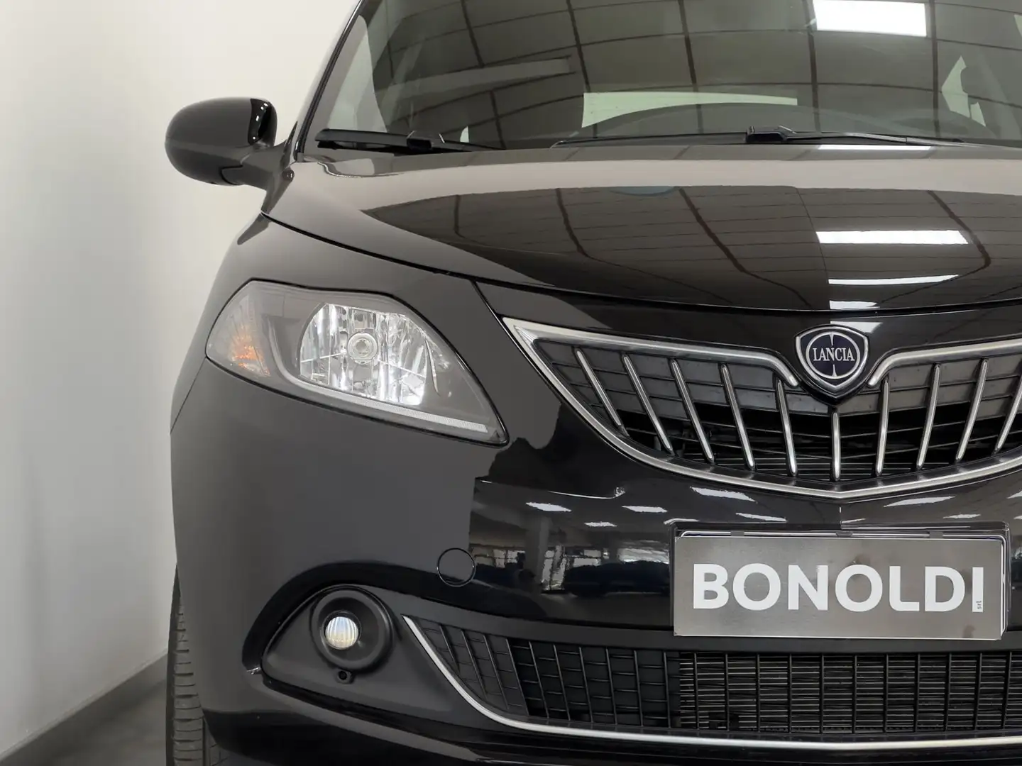Lancia Ypsilon 1.0 FireFly 5 porte S&S Hybrid Platino Nero - 2