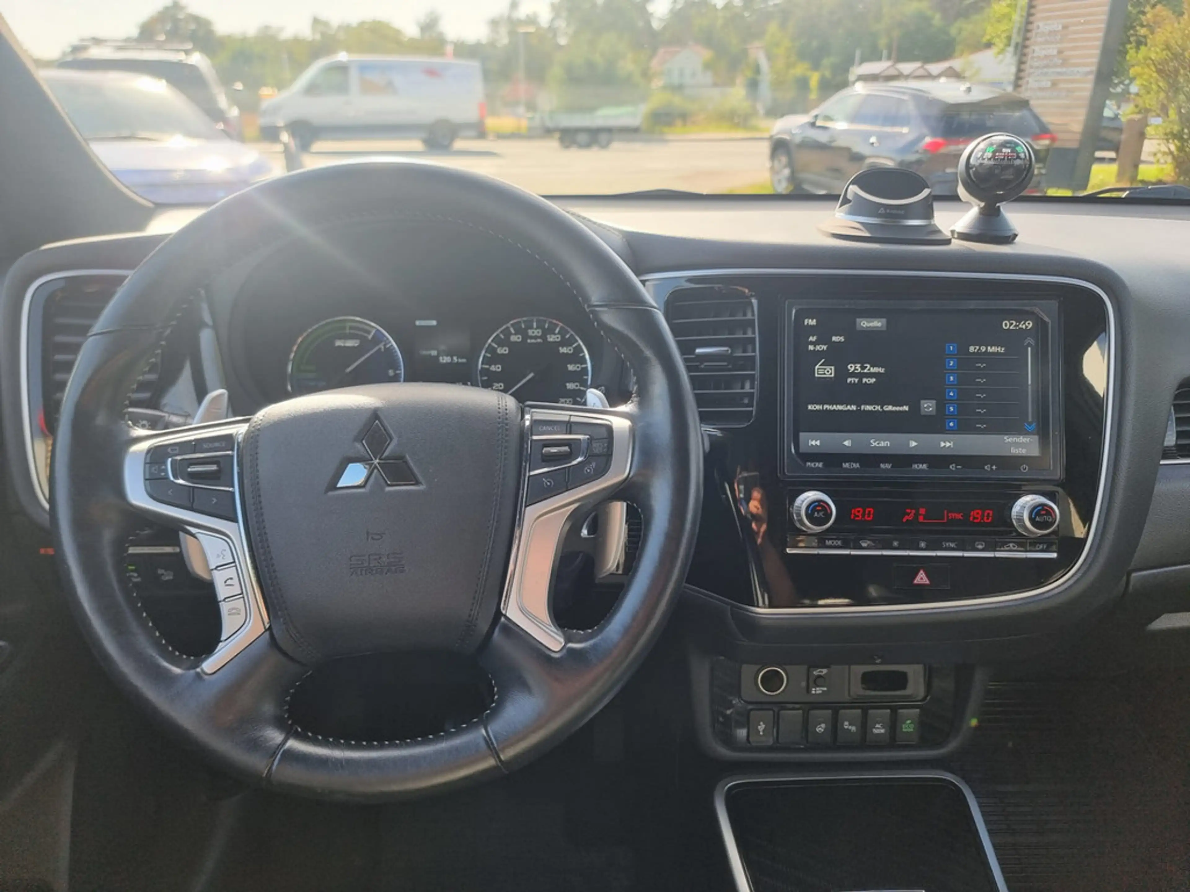 Mitsubishi Outlander 2.4 PHEV Plus Spirit 4WD — photo 11