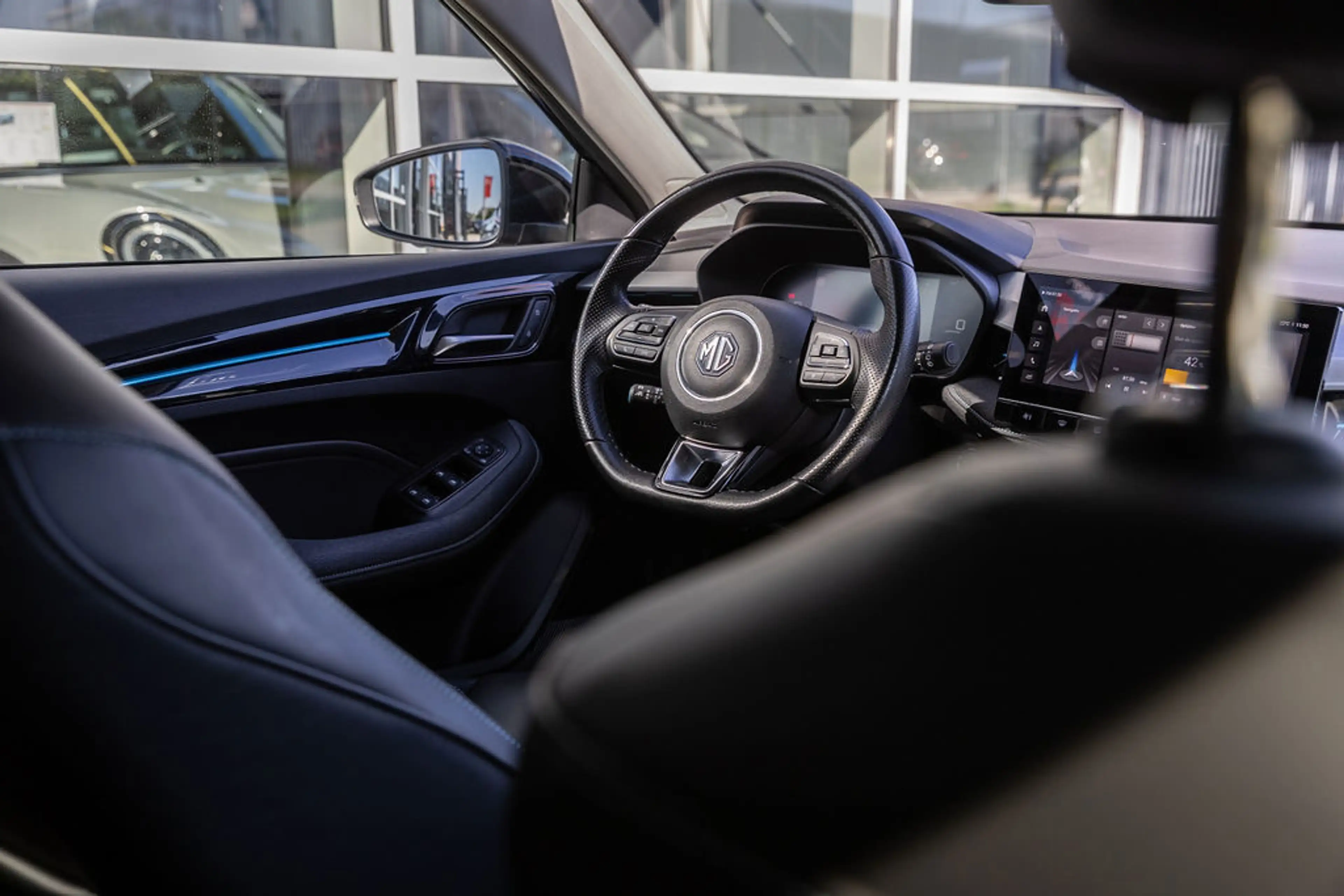 MG MG5 Electric Long Range Luxury 61 kWh Black — photo 40