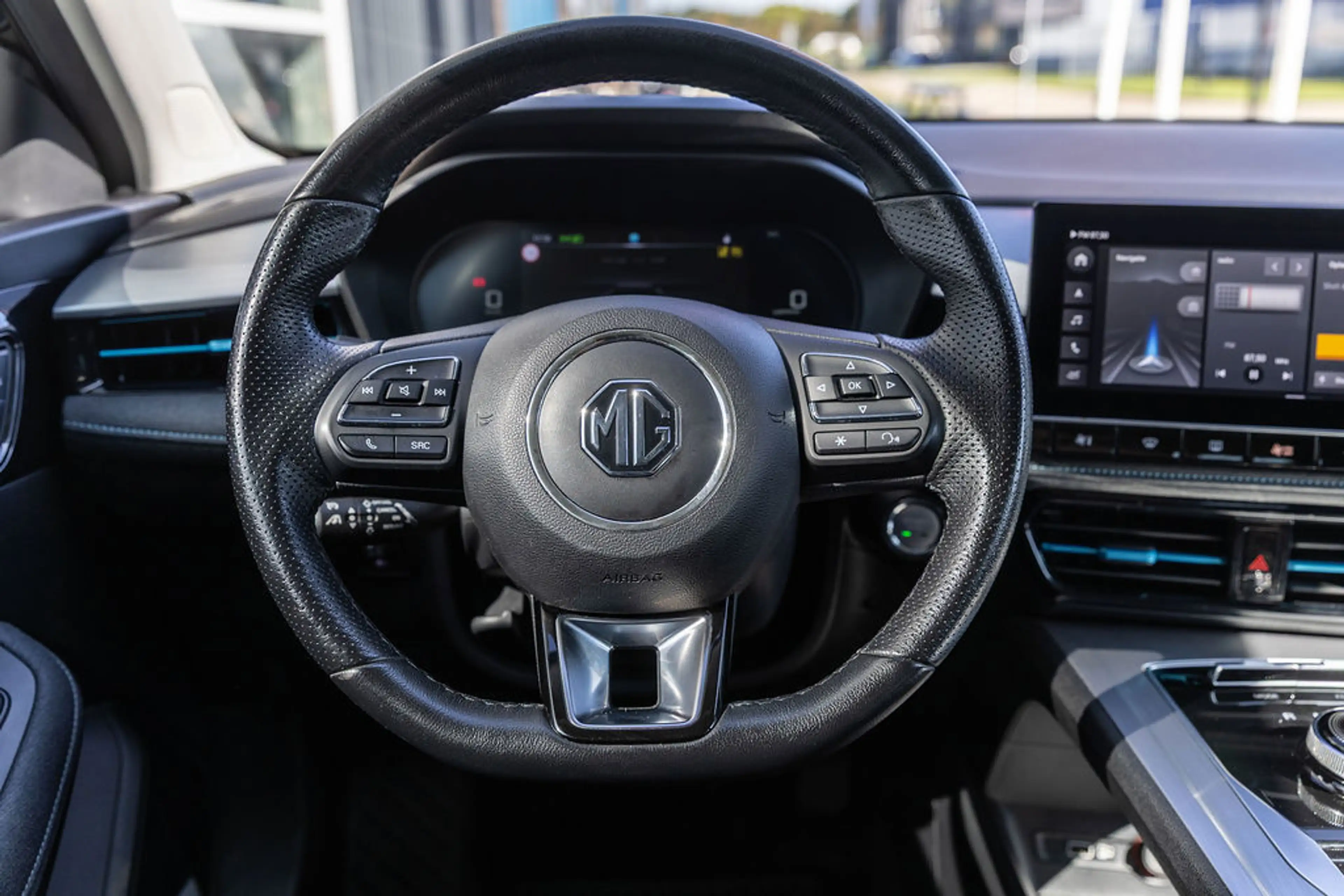 MG MG5 Electric Long Range Luxury 61 kWh Black — photo 4