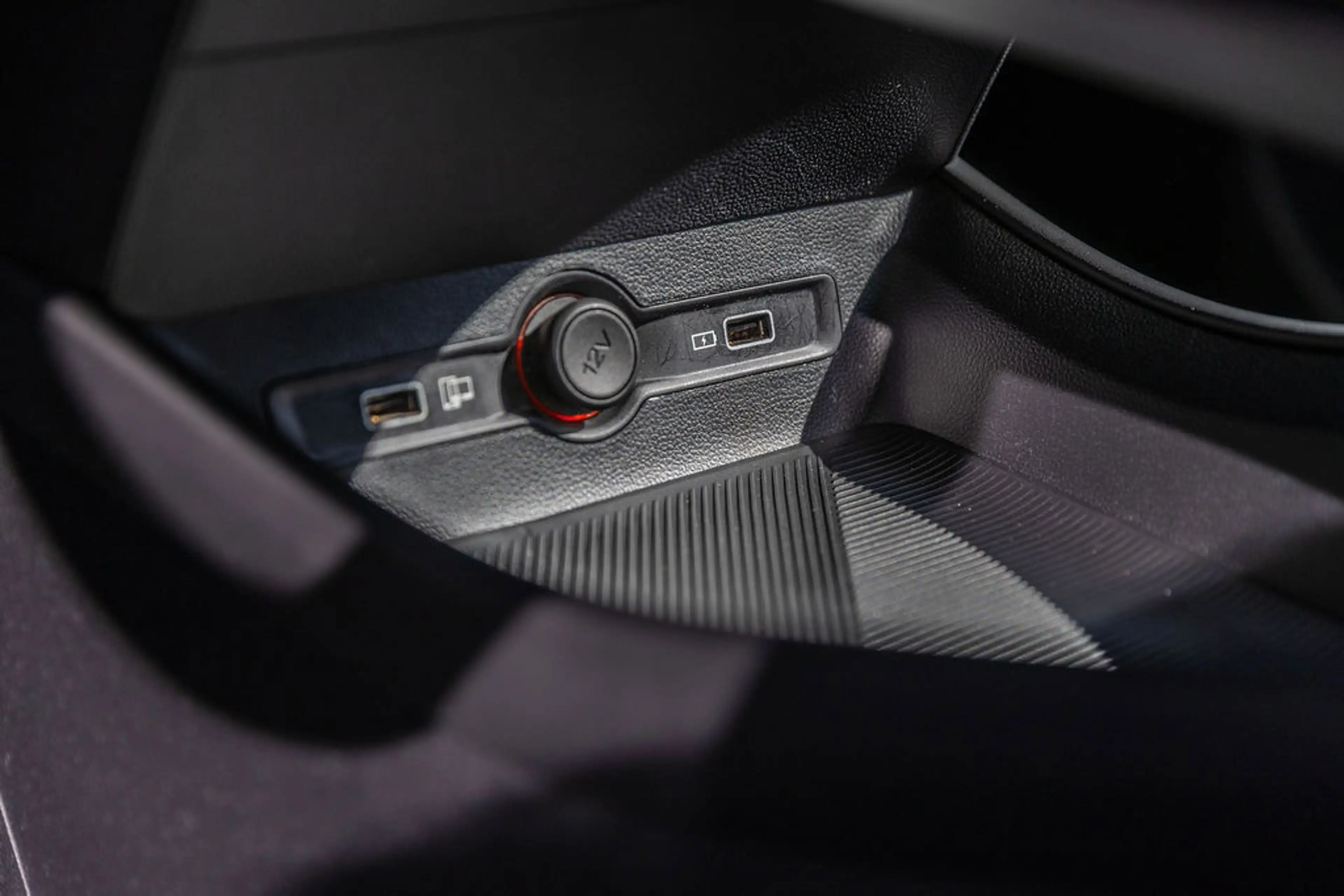MG MG5 Electric Long Range Luxury 61 kWh Black — photo 24