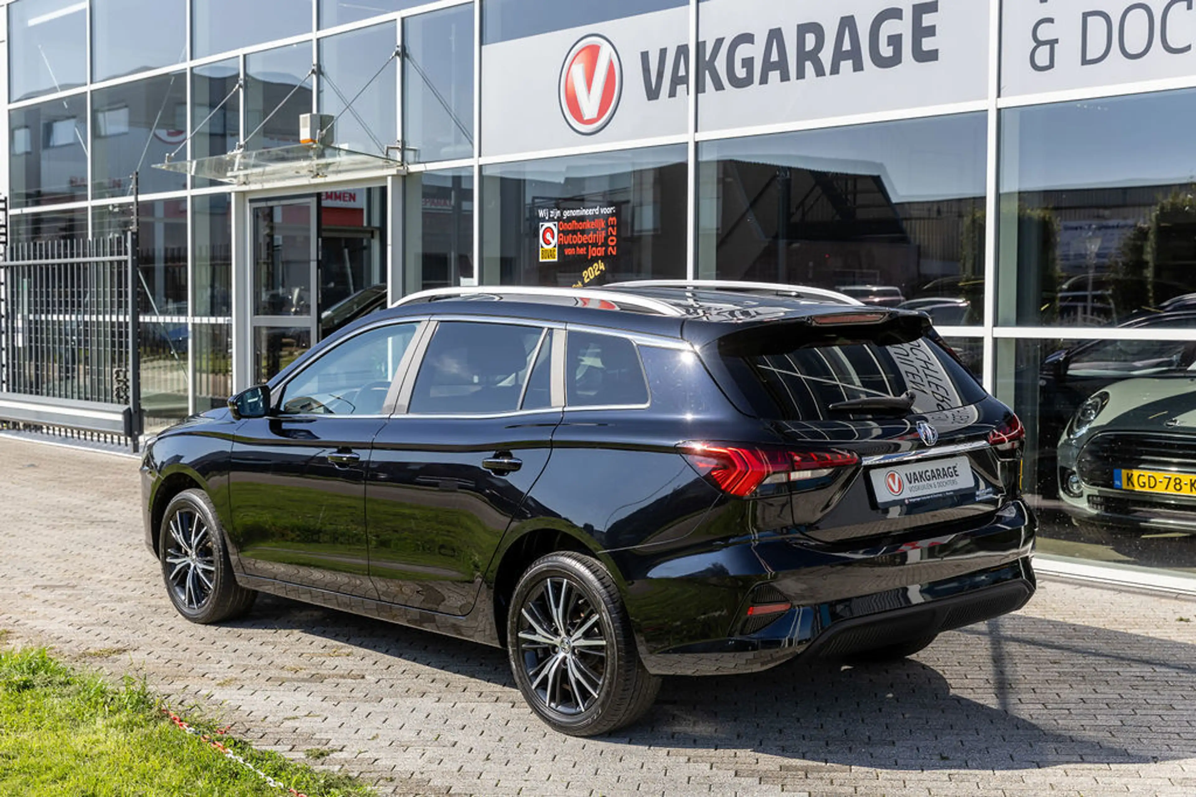 MG MG5 Electric Long Range Luxury 61 kWh Black — photo 3
