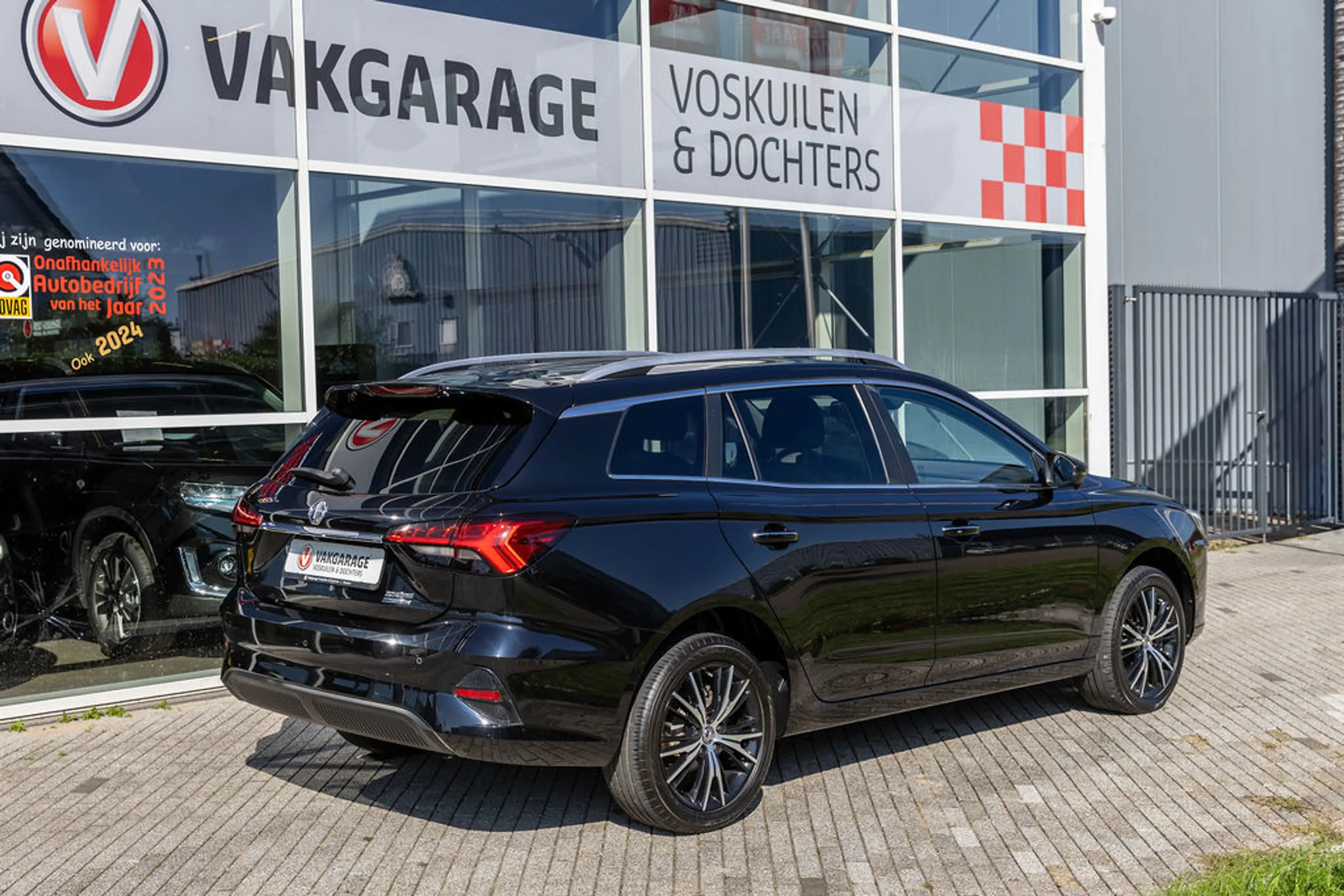 MG MG5 Electric Long Range Luxury 61 kWh Black — photo 38