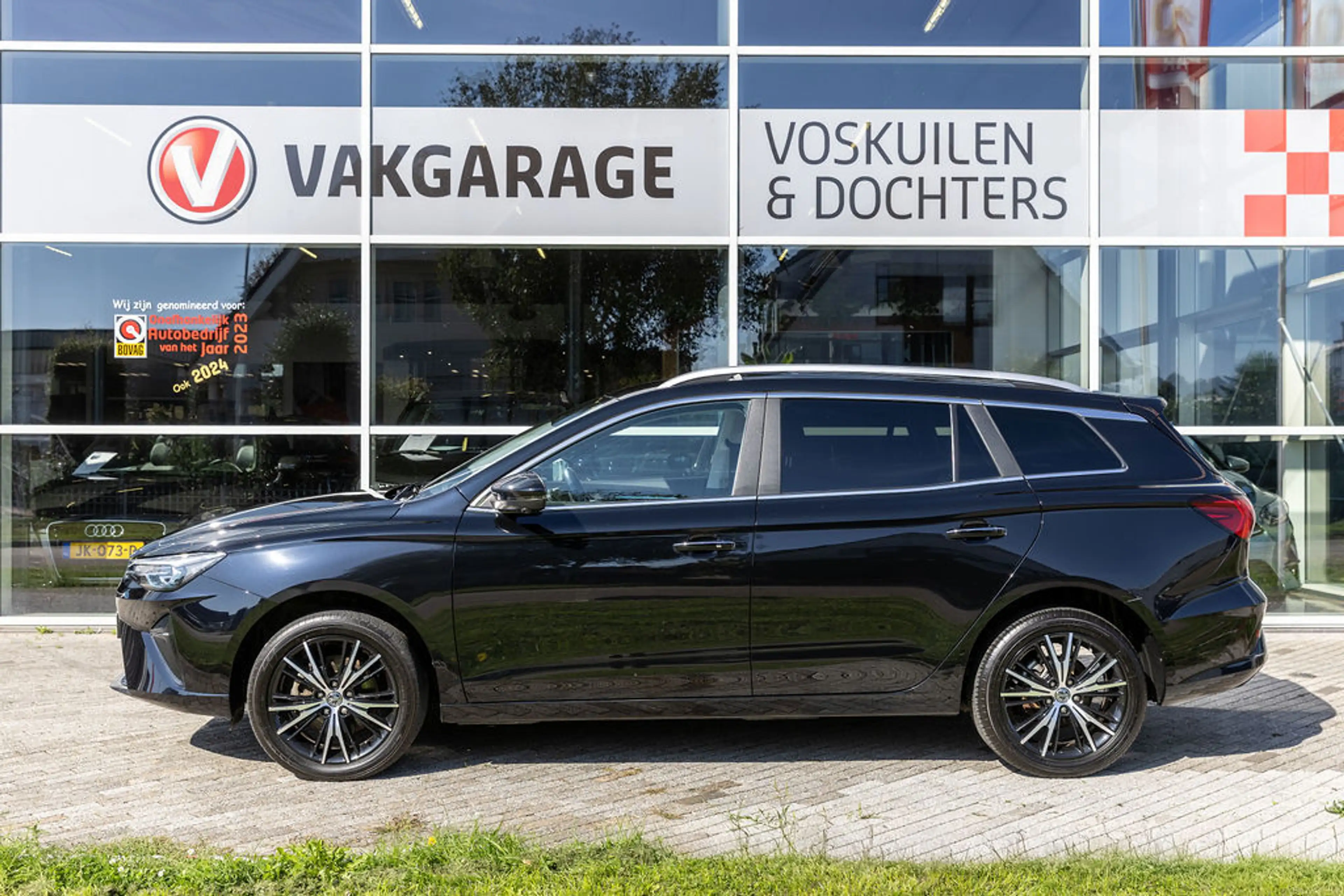 MG MG5 Electric Long Range Luxury 61 kWh Black — photo 2